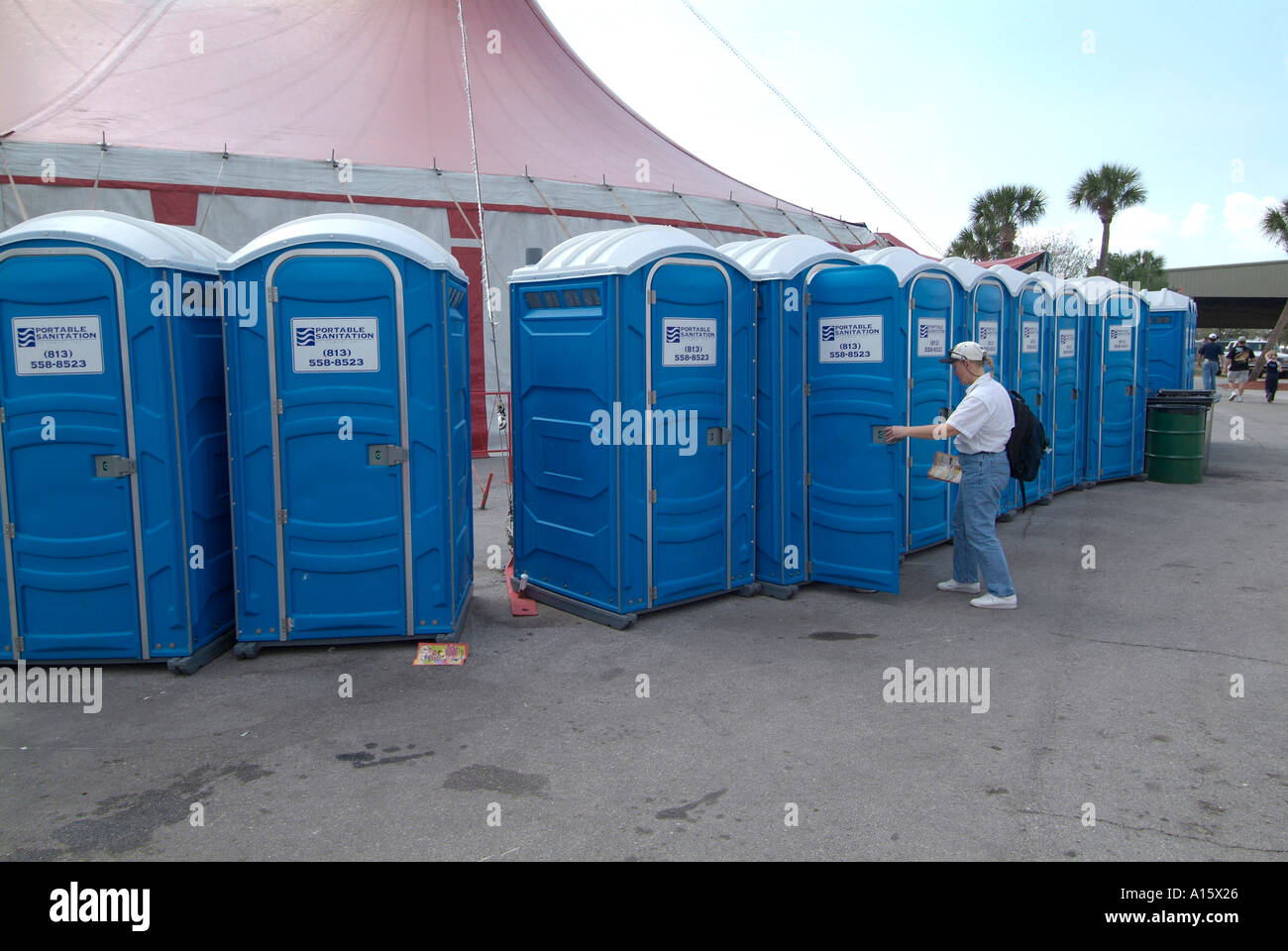 2 tragbare Toiletten sind vorhanden für Gönner der Florida State Fair Tampa Stockfoto