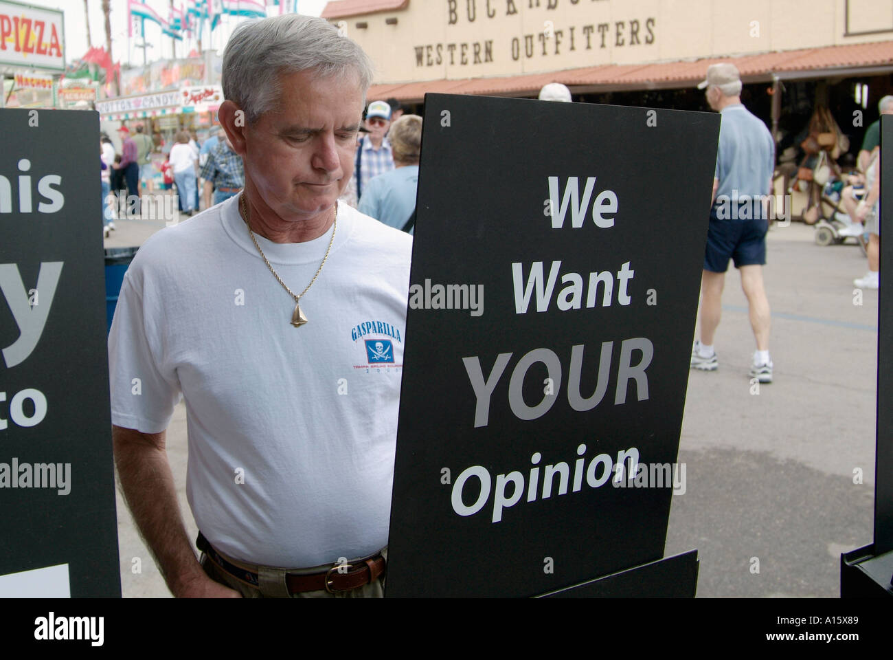 Besucher an der Florida State fair in Tampa ausfüllen Umfragefragen auf computer Stockfoto