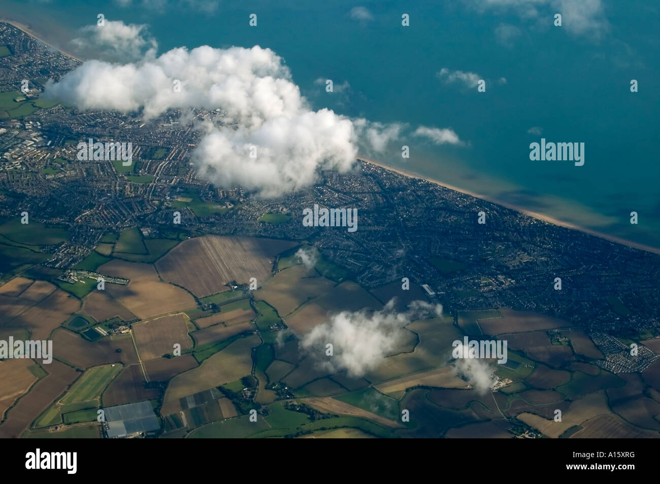 Horizontale Antenne Vogelperspektive aus dem Flugzeug die gemusterten Landschaft und Sussex Küste an einem klaren Tag. Stockfoto