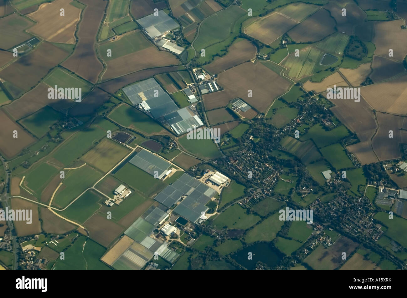 Horizontale Antenne Vogelperspektive aus dem Flugzeug der gemusterten englischen Landschaft unten. Stockfoto