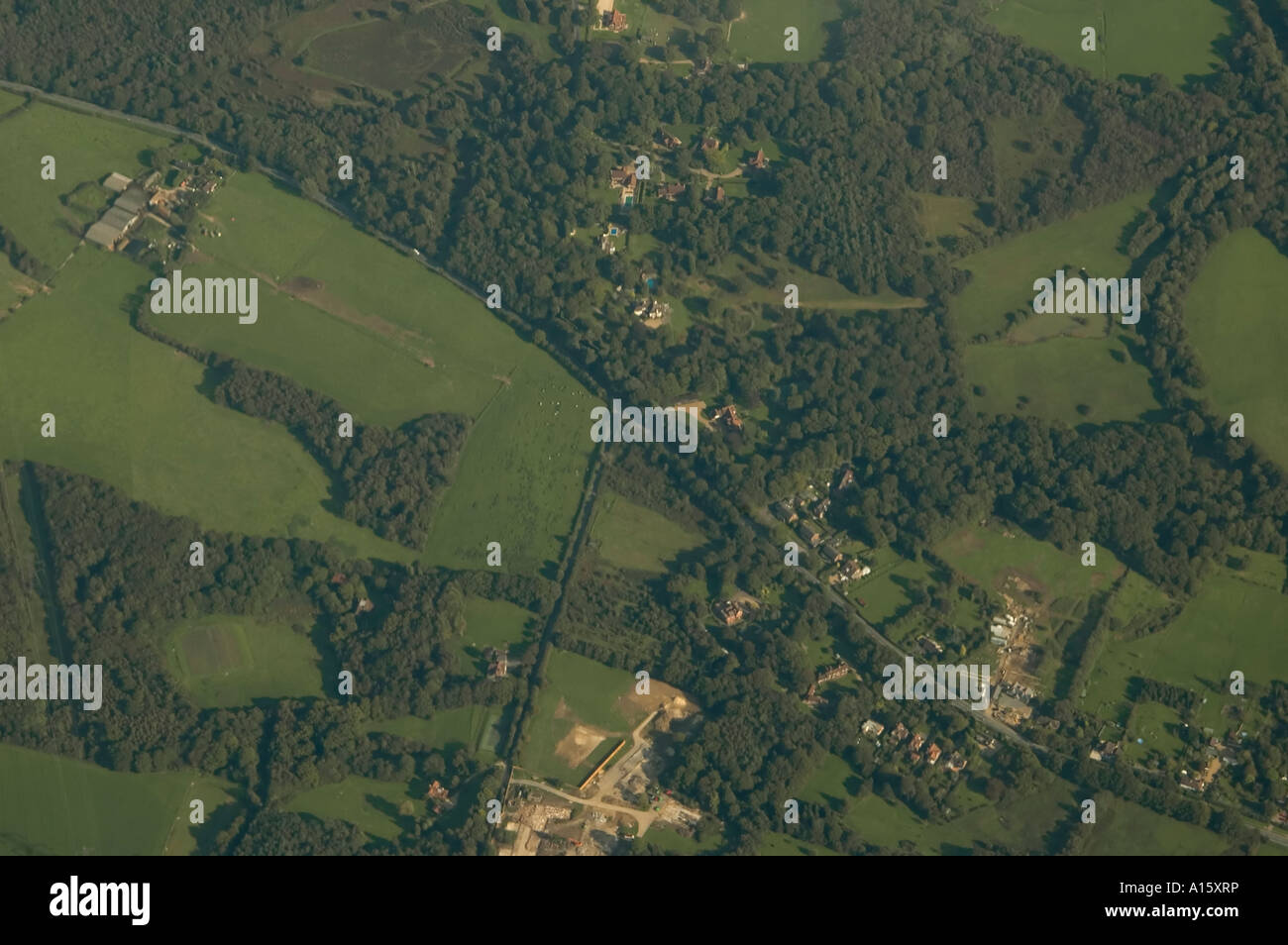 Horizontale Luftaufnahme aus dem Flugzeug auf die gemusterten Landschaft unten. Stockfoto
