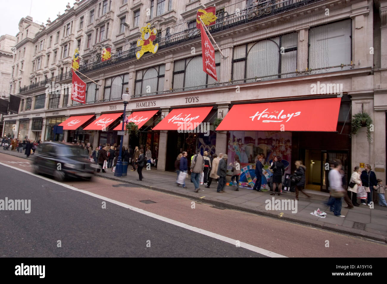 Regent Street an Weihnachten Xmas Hamleys Spielzeug Shop Außenseite mit Weihnachtsschmuck Stockfoto