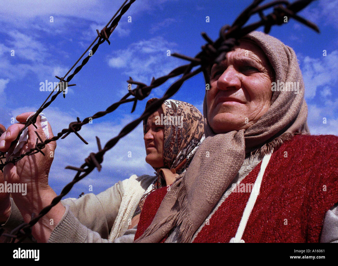 Ethnischen albanischen Flüchtlinge aus dem Kosovo warten Verwandten ankommen, die Stenkovec-Camp in der Nähe von Skopje Mazedonien Montag April 12 Stockfoto