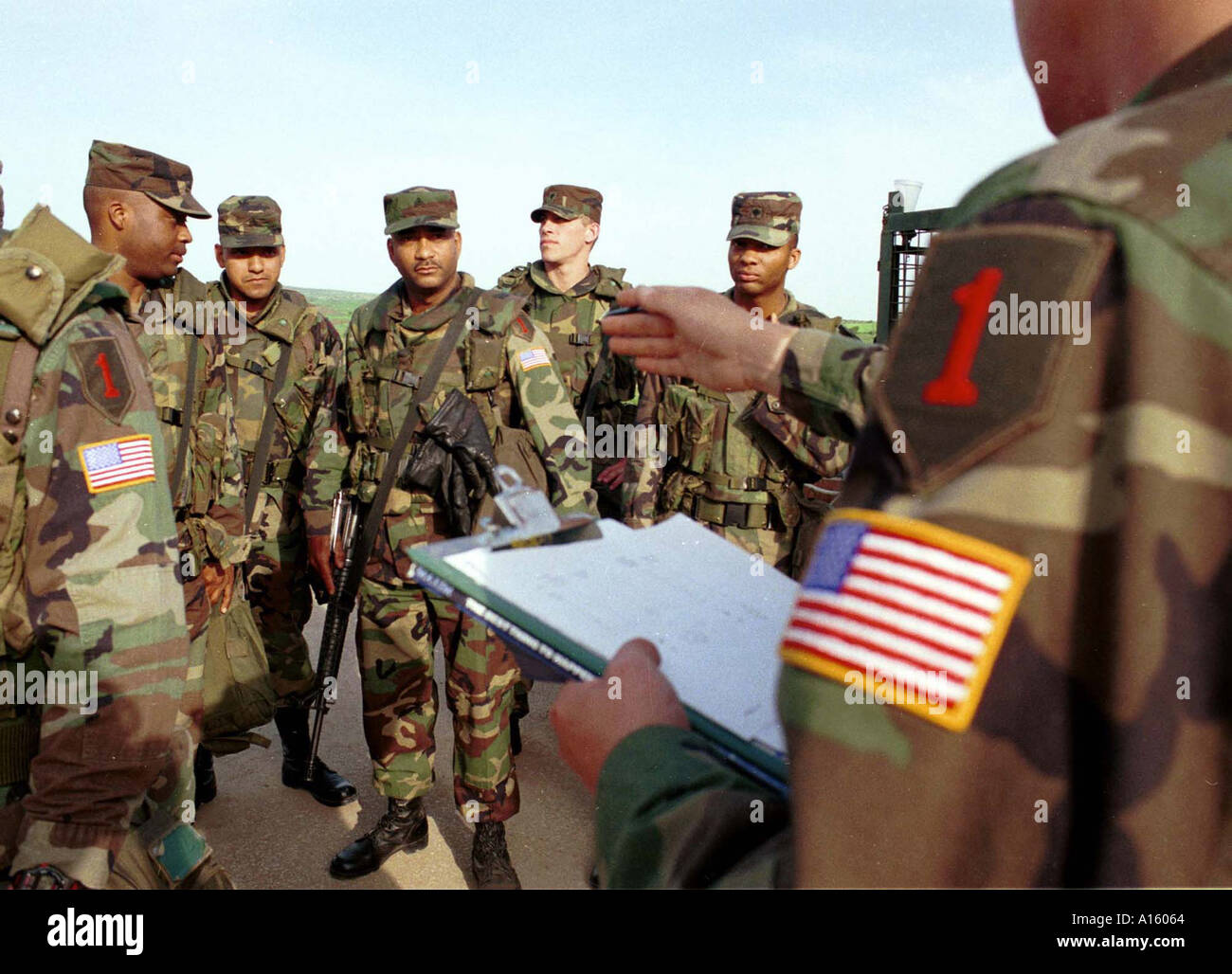 Sgt. Brian Flamer 42 aus Philadelphia Dritter von Links für Aufträge zu den Aussichtsturm über Nacht in ein mazedonischer Mann hört Stockfoto