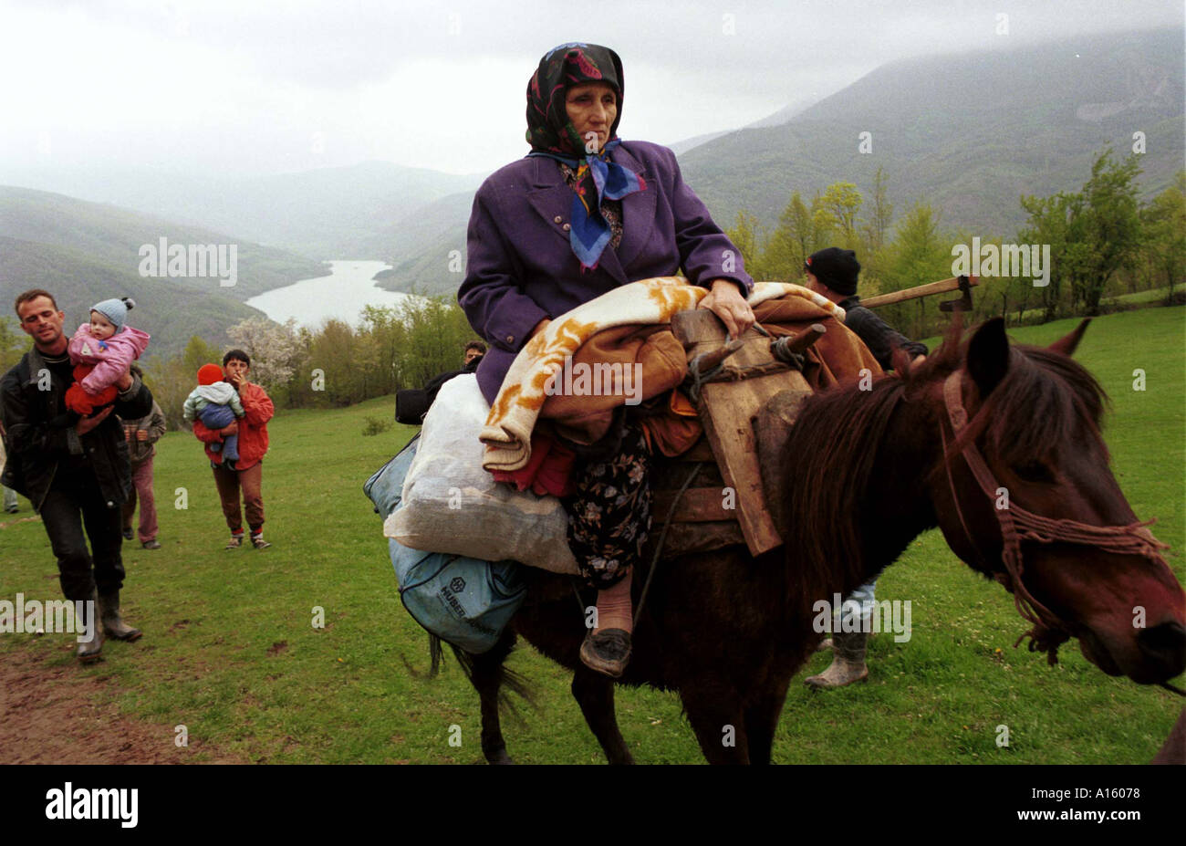 Ethnischen albanischen Flüchtlinge aus dem Kosovo aus der Familie der Brahimi verlassen ein Dorf nahe der Grenze zu Kosovo, in Mazedonien Sonntag Stockfoto