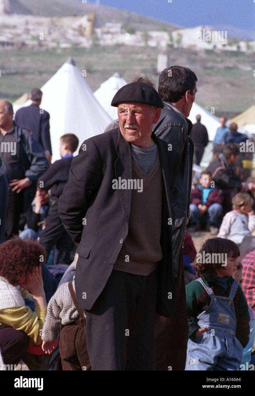 Neu angekommenen ethnischen albanische Flüchtlingen aus Kosovo warten für Zelte im Camp in der Nähe von Skopje Mazedonien Stenkovec Montag April 12 Stockfoto