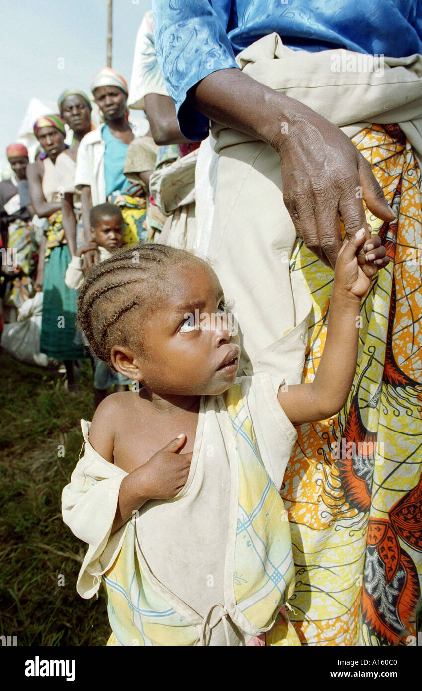 Hunderte von Binnenvertriebenen in Angola warten in der Schlange durch Mitarbeiter von Hilfsorganisationen in der Stadt Kuito März 2000 analysiert werden. Stockfoto