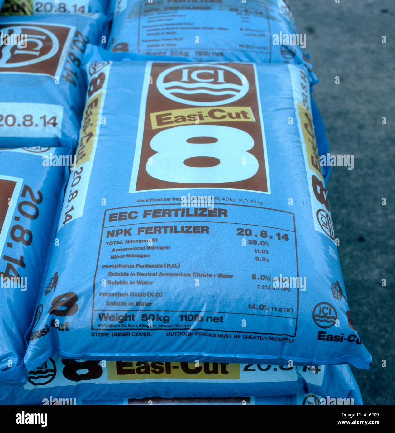 Plastiktüte mit N-P-K-Dünger für landwirtschaftliche Kulturen Stockfoto