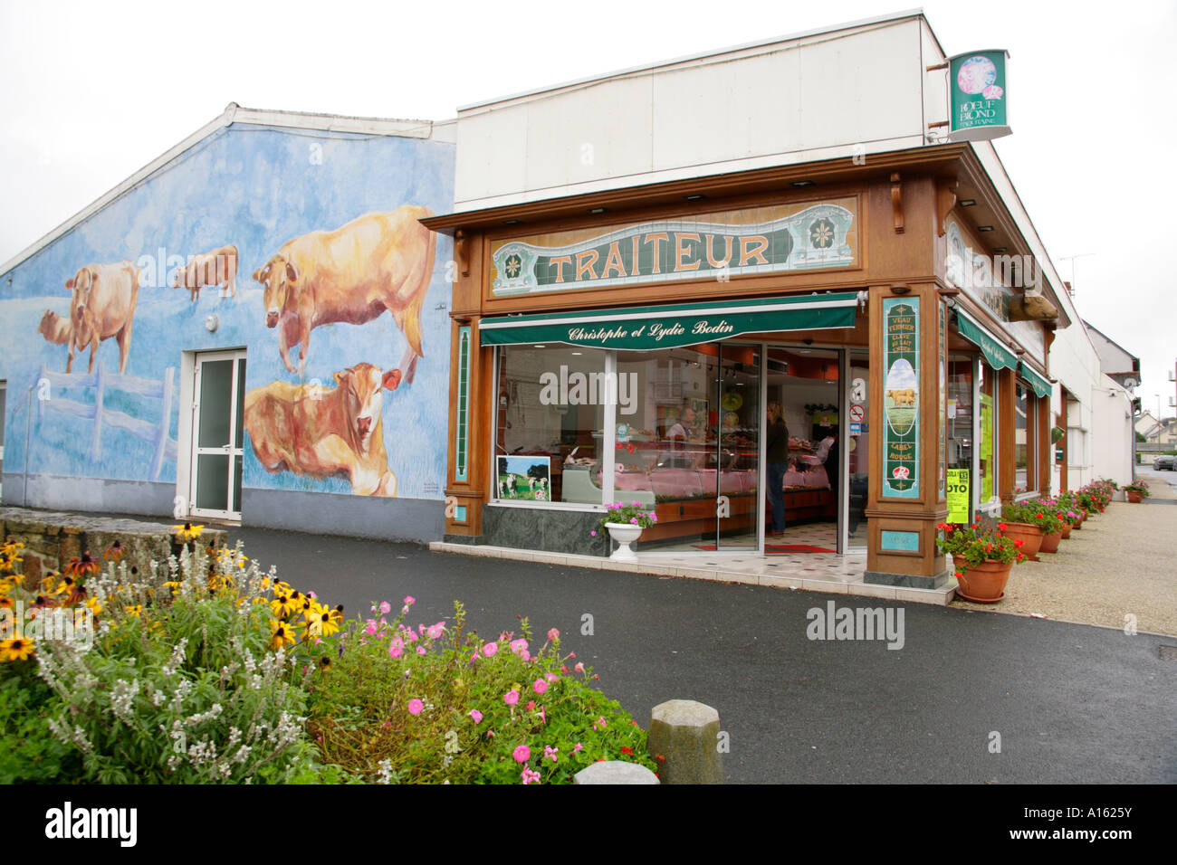 Partyservice und Metzgerei Dorfladen mit Kuh Wandmalereien in Merdrignac, Bretagne, Frankreich. Stockfoto