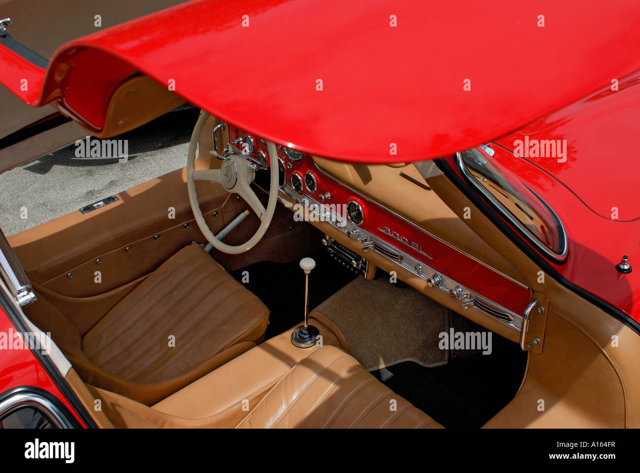 "Mercedes Benz ^ 300 SL Flügeltürer Coupé ^ 1955, Tür und Interieur". Stockfoto
