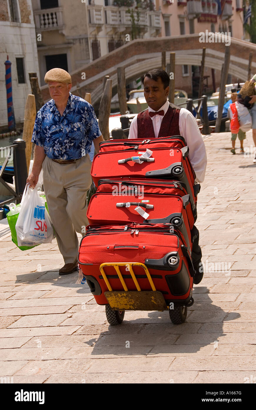 An der Rezeption helfen Touristen mit seinem Gepäck Venedig Italien Stockfoto