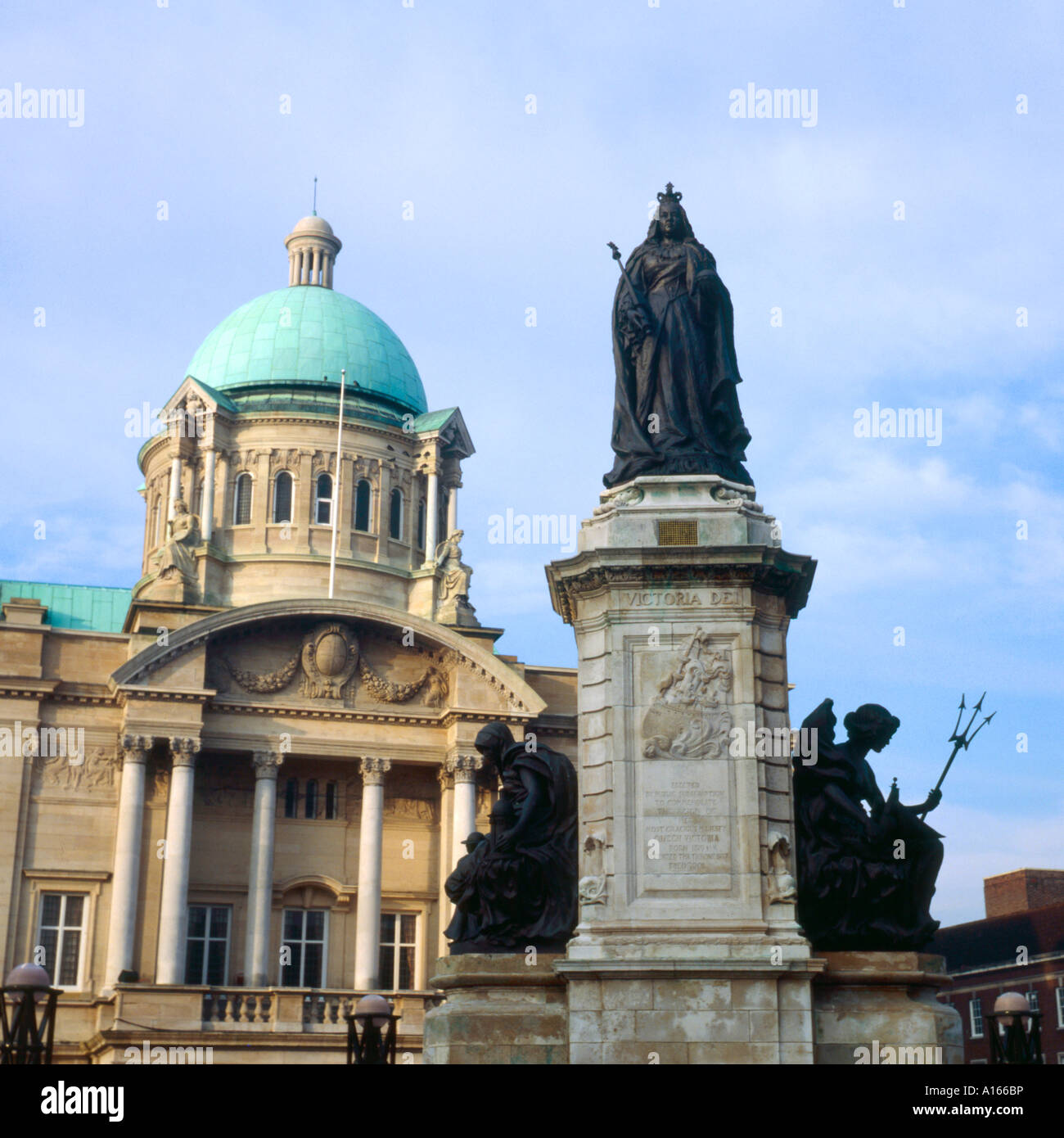 Rathaus und Statue von Queen Victoria Queen Victoria Square Kingston nach Rumpf Humberside UK Stockfoto