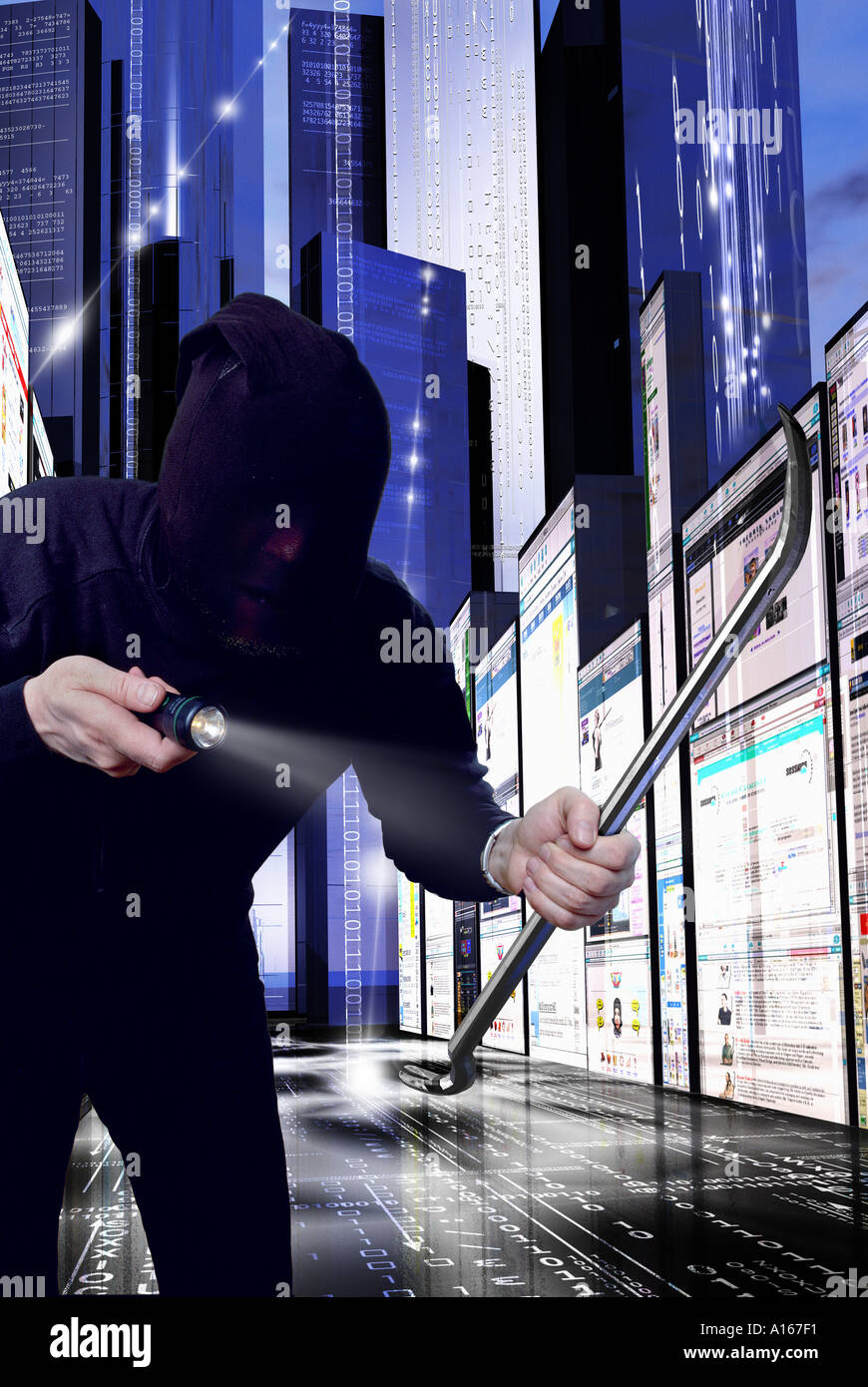 Hacker mit Brecheisen im Cyber-space Stockfoto