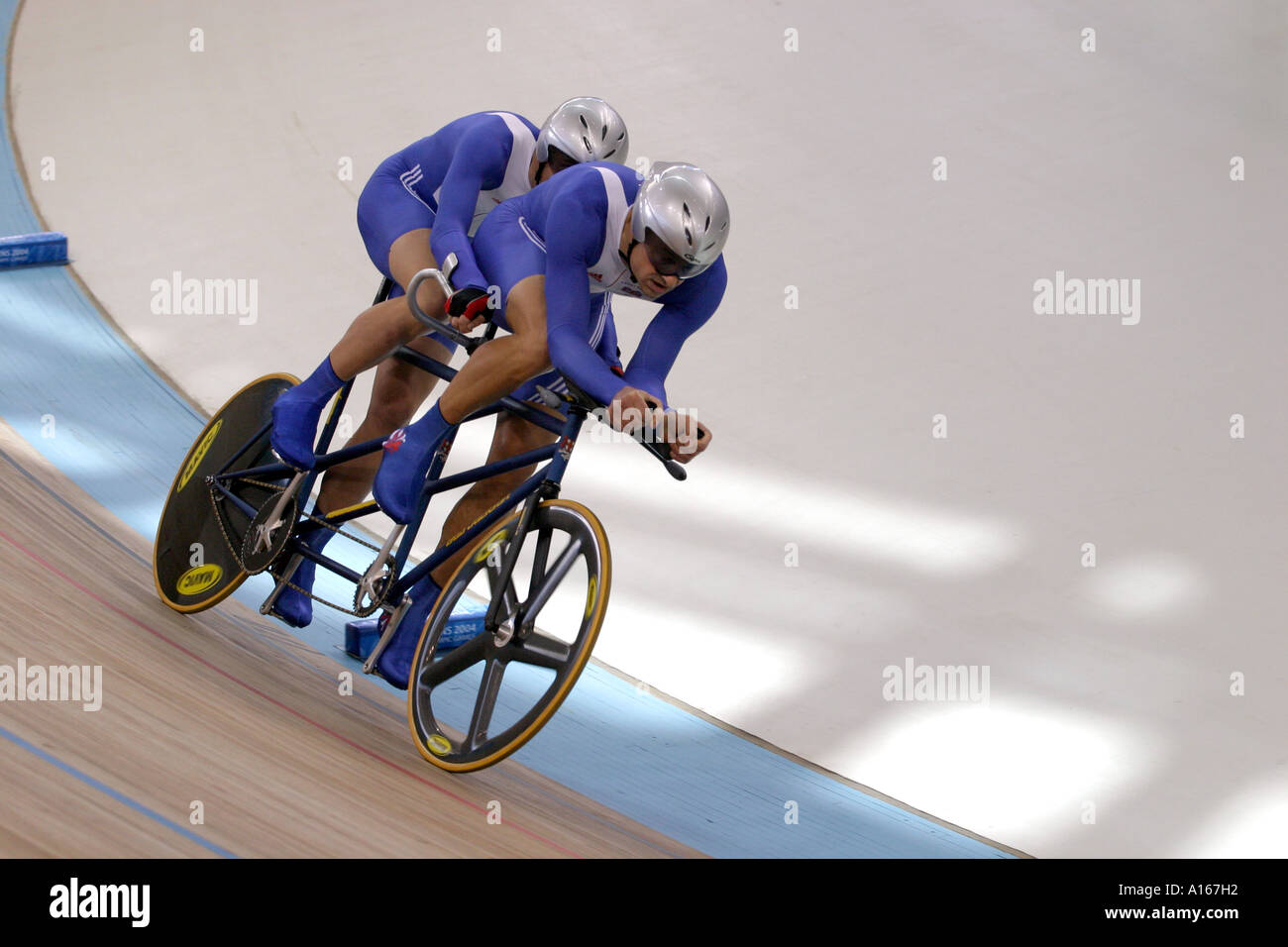 Ian Sharpe und Paul Hunter GBR auf ihrem Weg zu einer Bronze-Medaille in der Mens B1 3 Kategorie Tandem 4 Kilometer Einzelverfolgung Stockfoto