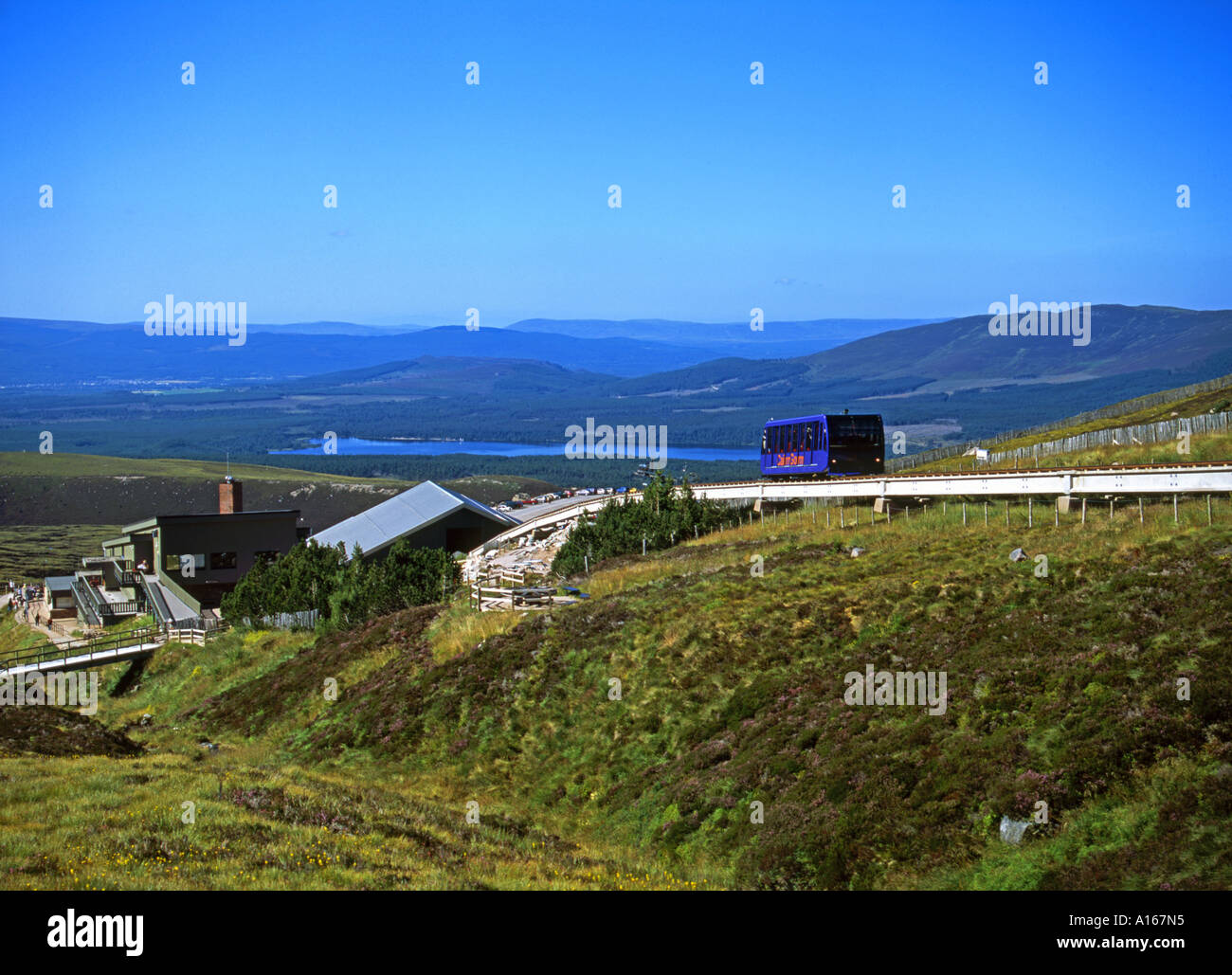 Die Standseilbahn auf Cairn Gorm Berg Abstieg von der Bergstation an einem sonnigen Sommertag Stockfoto
