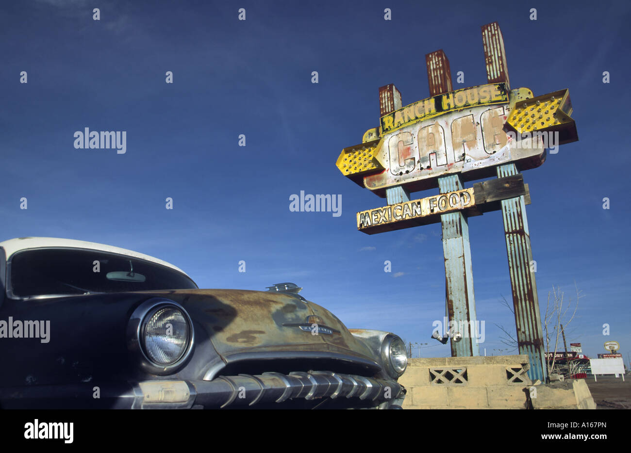 Altes Auto, Restaurant unterzeichnen auf der Route 66 in Tucumcari, New Mexico, USA Stockfoto