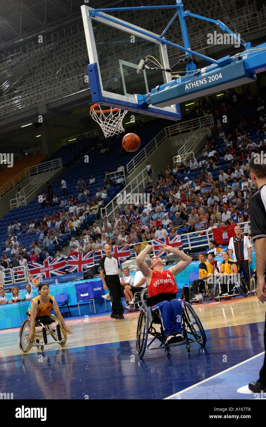 Caroline Maclean of Great Britain schießt unter dem Korb in der Basketball-Viertelfinalspiel zwischen Deutschland und große Br Stockfoto