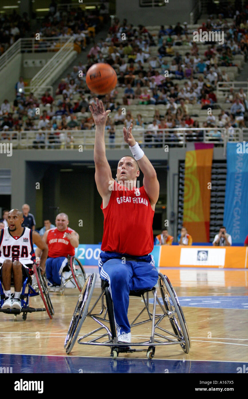 Simon Munn von Großbritannien nimmt einen Elfmeter im Viertelfinale Basketball-Spiel zwischen den USA und Großbritannien Stockfoto