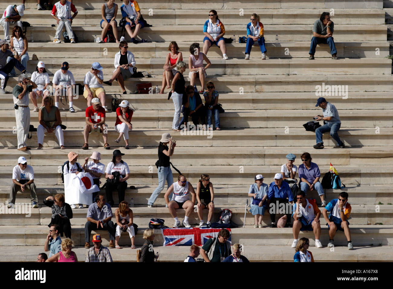 Zuschauer auf der Marathon-Ziellinie während der Paralympischen Spiele 2004 in Athen Stockfoto