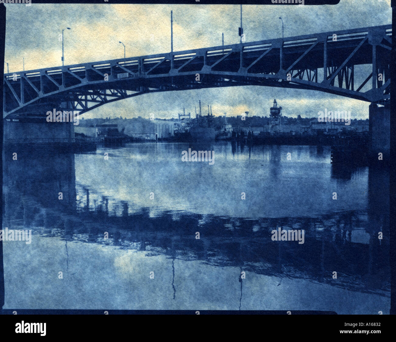 Ein Cyanotypie Druck von der First Avenue South Bridge über den Duwamish Industrial Waterway in Seattle Sprachinstitutionen Stockfoto