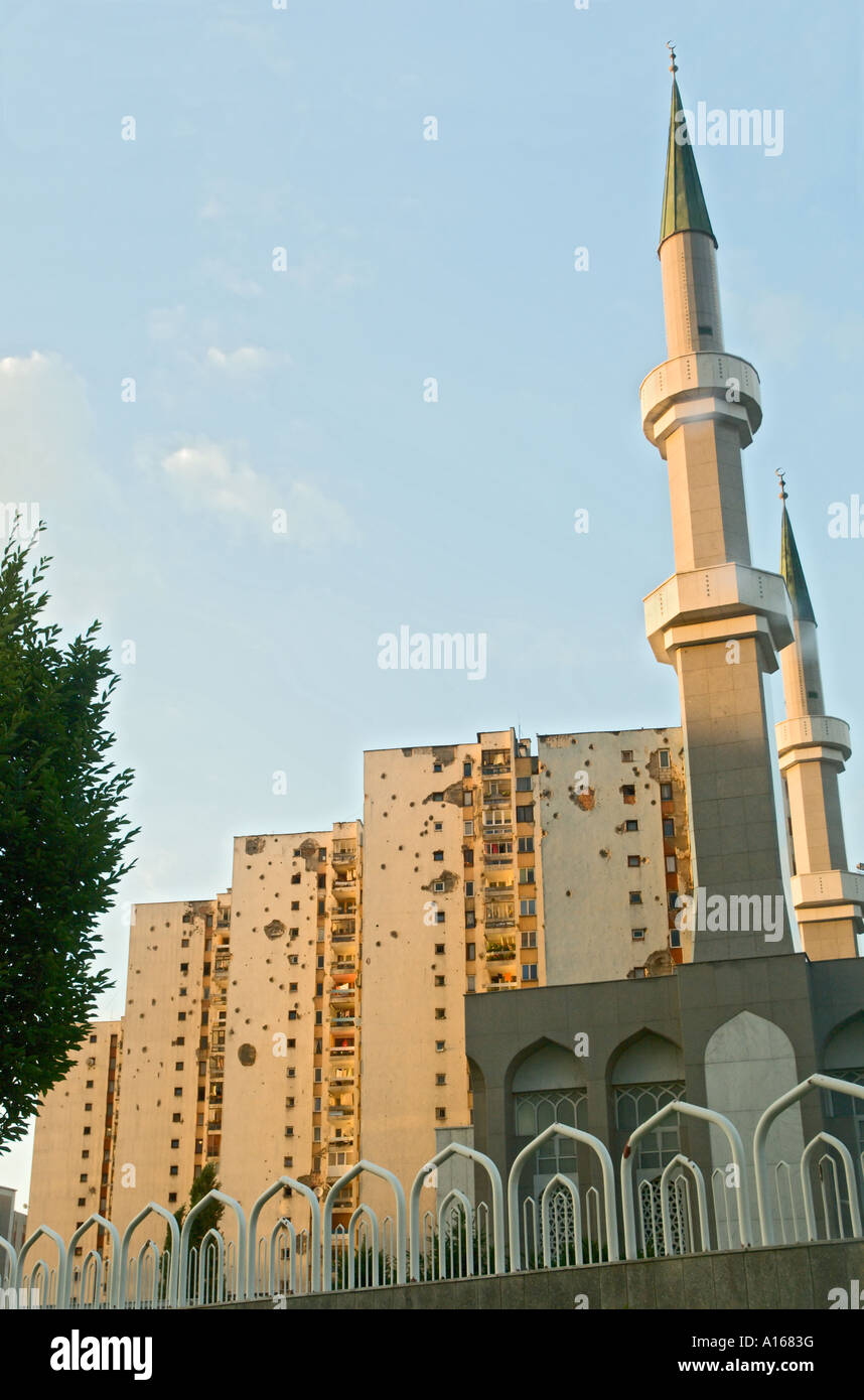 Krieg beschädigt Wohnung Blöcke und Moschee in der Vorstadt von Sarajevo Bosnien und Herzegowina Stockfoto