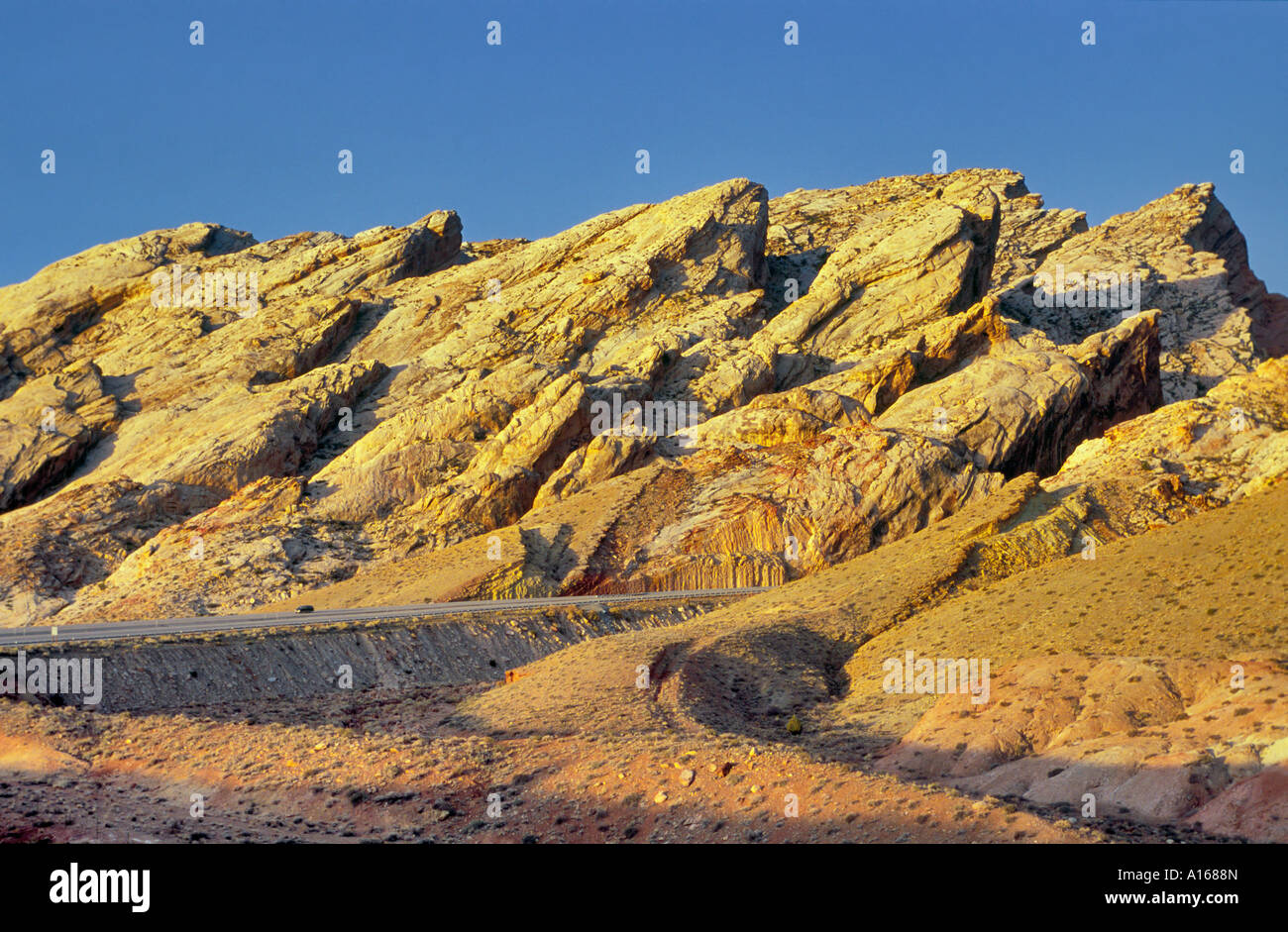 Ich 70 Autobahn in der Nähe von The Squeeze in San Rafael Reef, Sonnenaufgang, westlich des Green River, Utah, USA Stockfoto