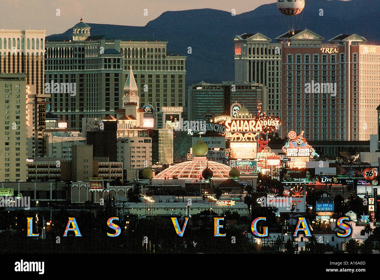 Hotels und Casinos am Las Vegas Boulevard auch bekannt als die Streifen, die hier zu sehen in der Dämmerung Stockfoto