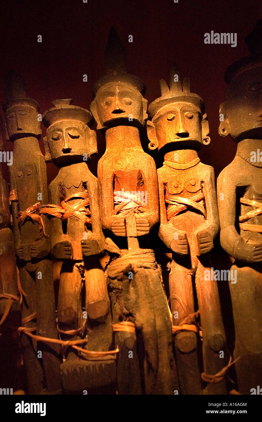 NIAS Insel - Holz Vorfahren Figur Figuren Indonesien Nias Phangnga vor der Küste von Sumatra. Stockfoto