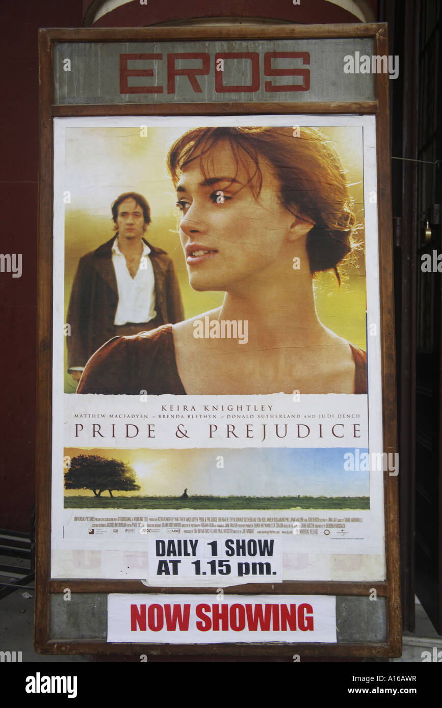 Filmplakat von Pride and Prejudice in Eros Theater Film Halle Kinosaal Bombay Mumbai Maharashtra, Indien Stockfoto