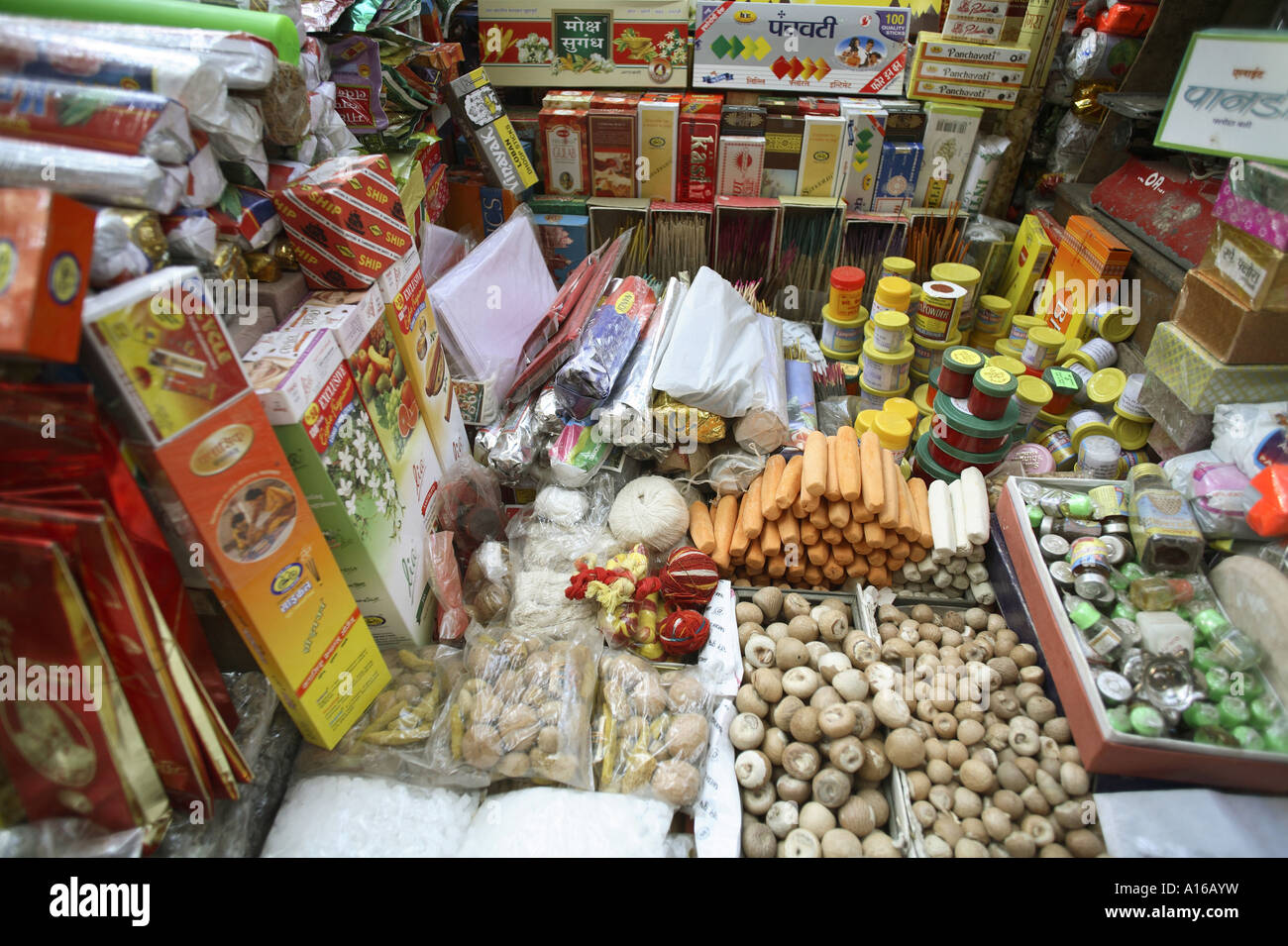 Rauch Dhoop Räucherstäbchen Agarbatti für religiöse Rituale verkauft  Stockfotografie - Alamy