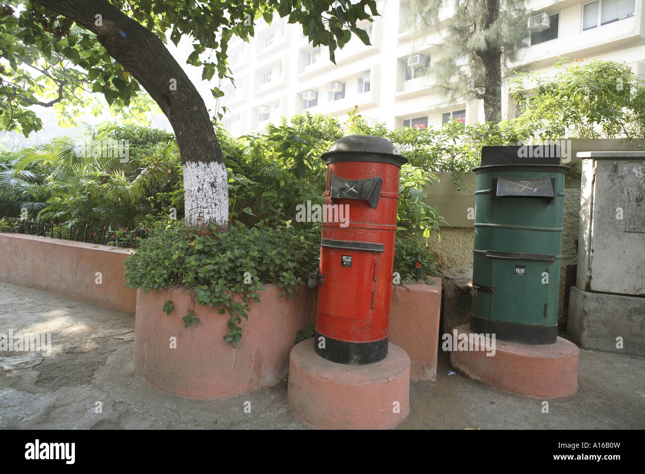 Brief-Boxen rot und grün für Kommunikation Postdienste Stockfoto