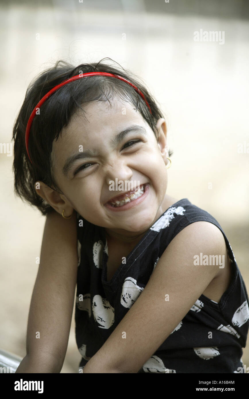 Junge indische Mädchen machen lustige Gesicht in Bombay Mumbai Indien Stockfoto