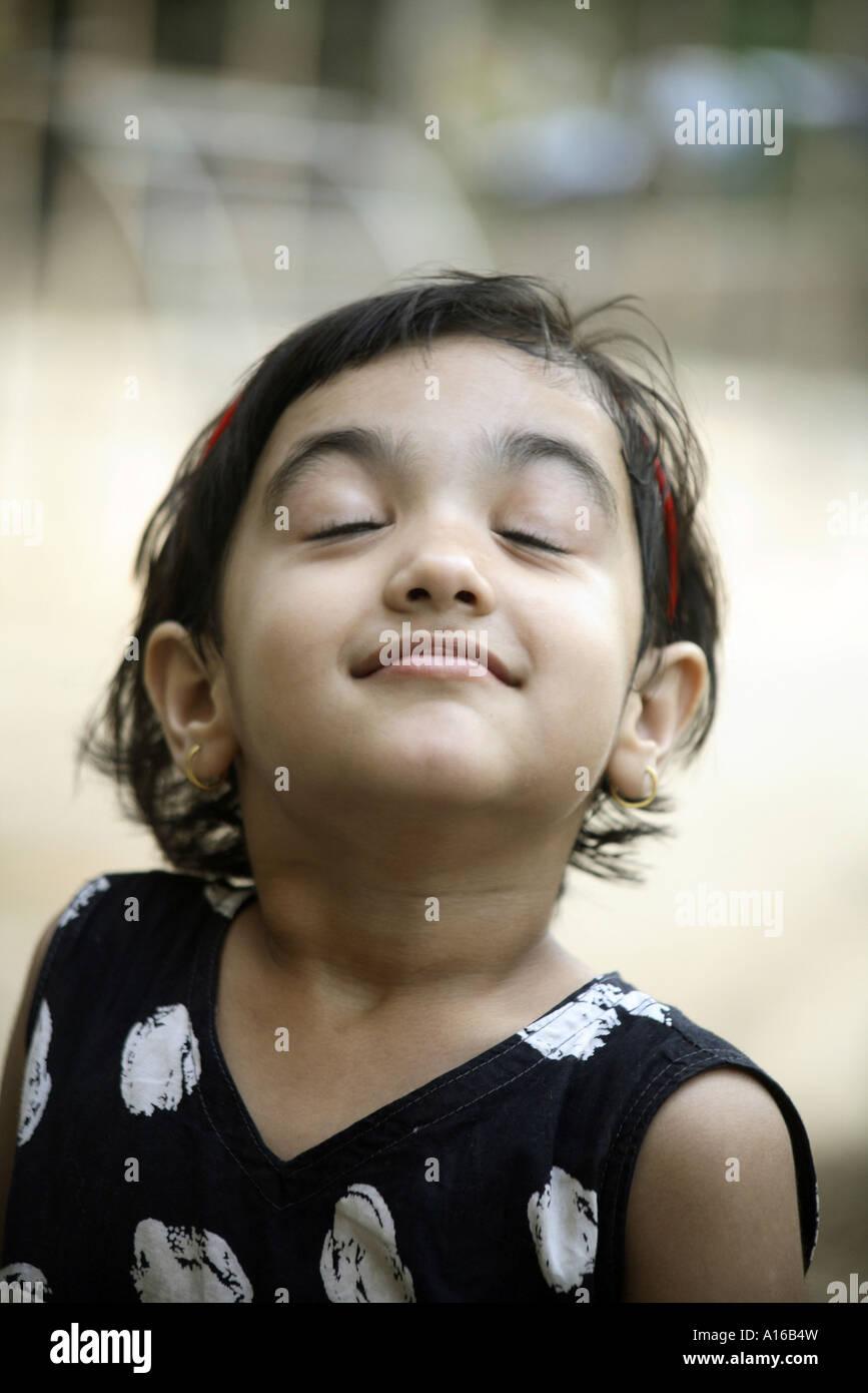 Junge indische Mädchen machen lustige Gesichter in Mumbai Indien Stockfoto
