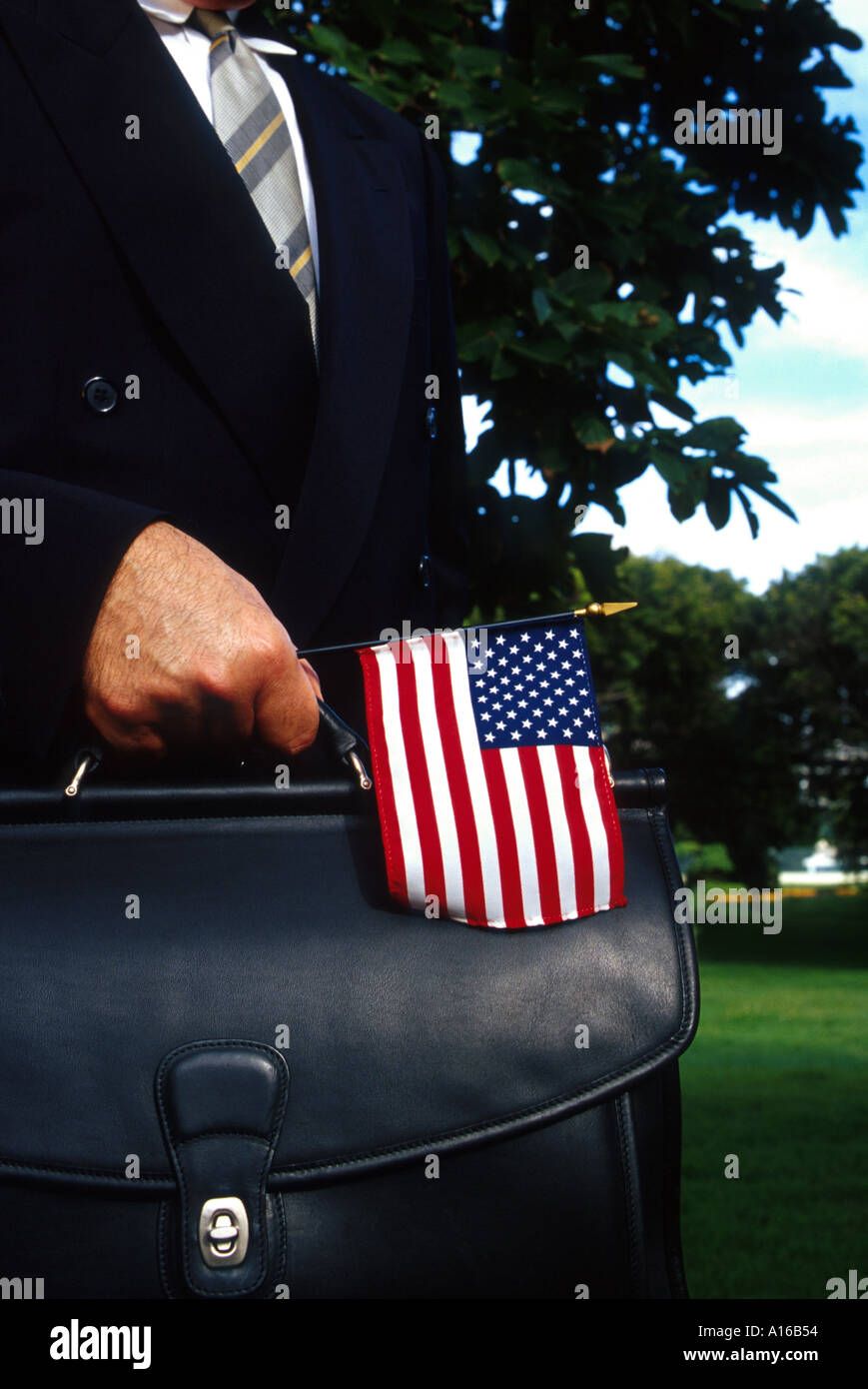 Unternehmer, die die amerikanische Flagge in der hand im freien Stockfoto