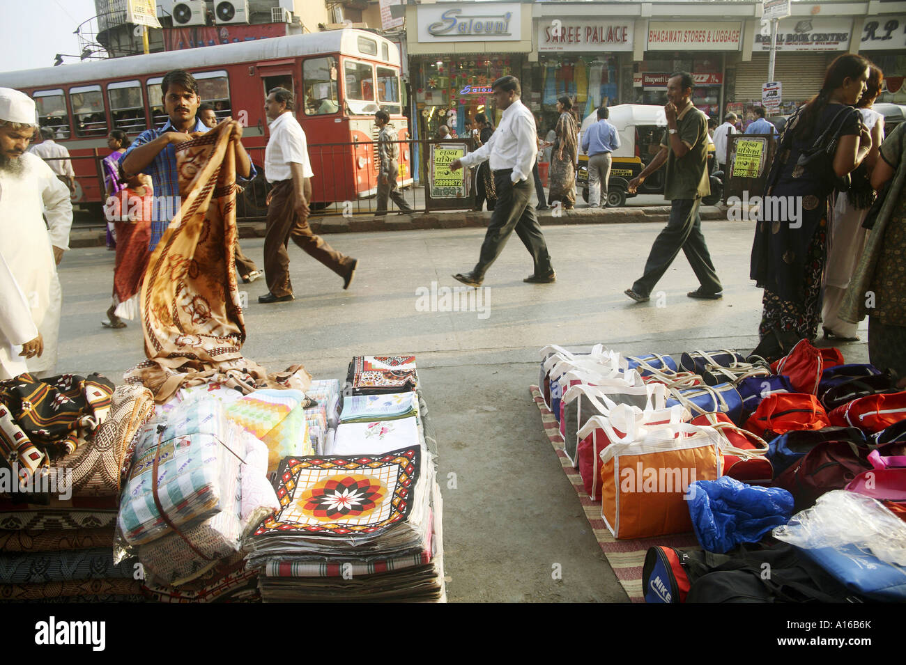 Indische Bettwäsche auf stark befahrenen Straße von Anbietern verkauft Stockfoto