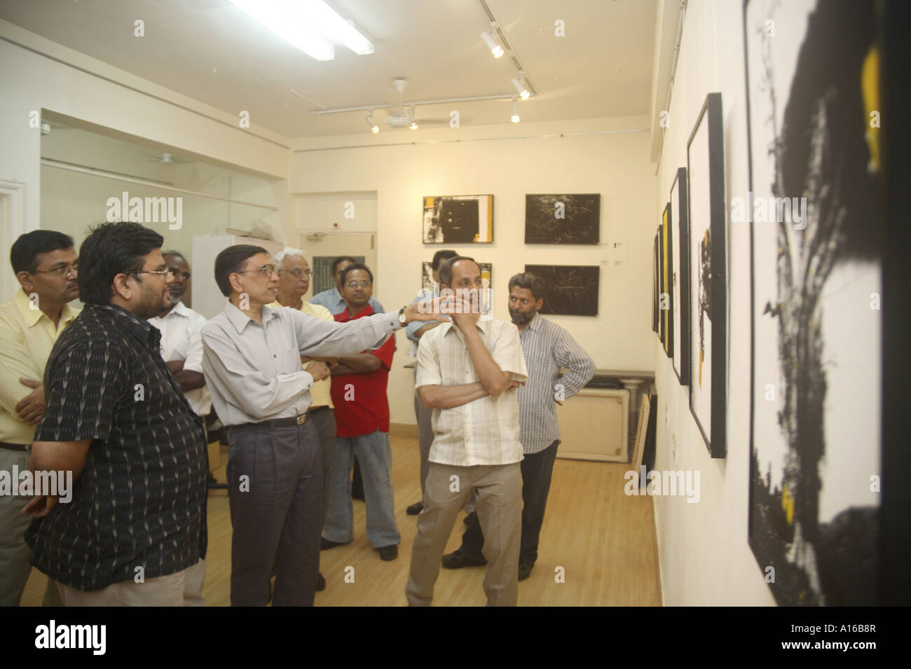 Jagdish Agarwal Conducting Art Walk at Abstracts Kunstfotografien Ausstellung auf Leinwand von Ravi Shekhar in Legacy Art Gallery Bombay Mumbai Indien Asien Stockfoto