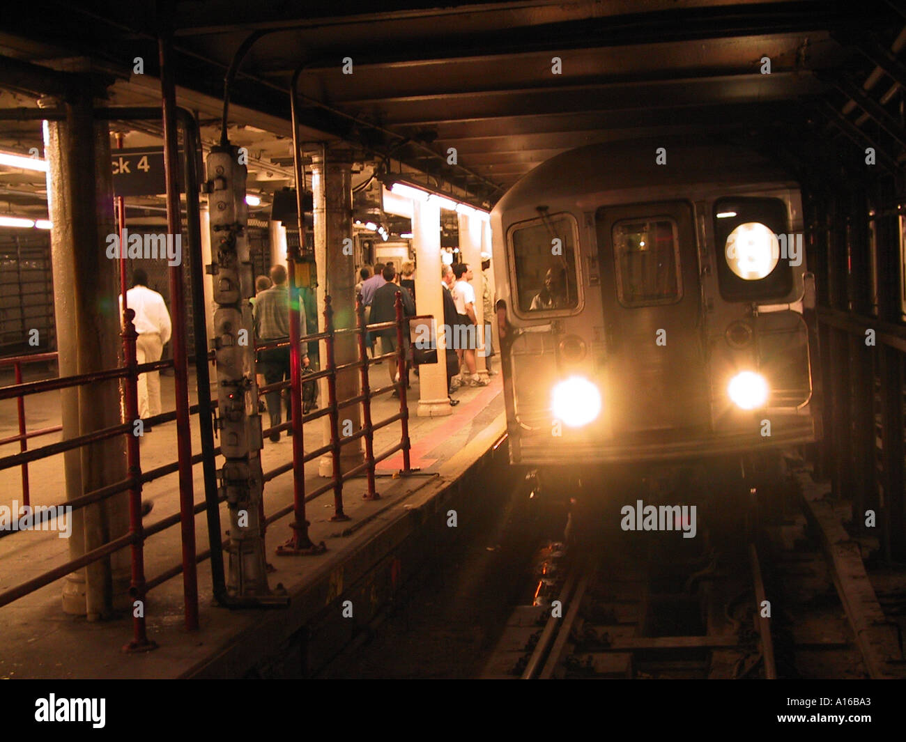 Kommen in einer New Yorker u-Bahn Bahnhof NY USA Stockfoto