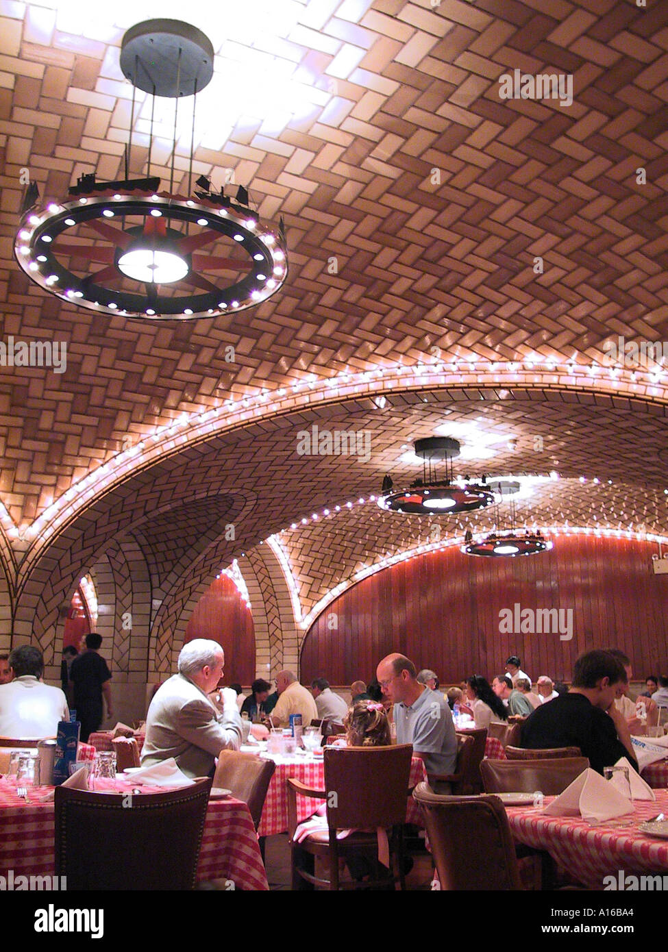 Menschen Essen im berühmten Grand Central Oyster Bar und Restaurant in der Grand Central Terminal New York City-NY-USA Stockfoto