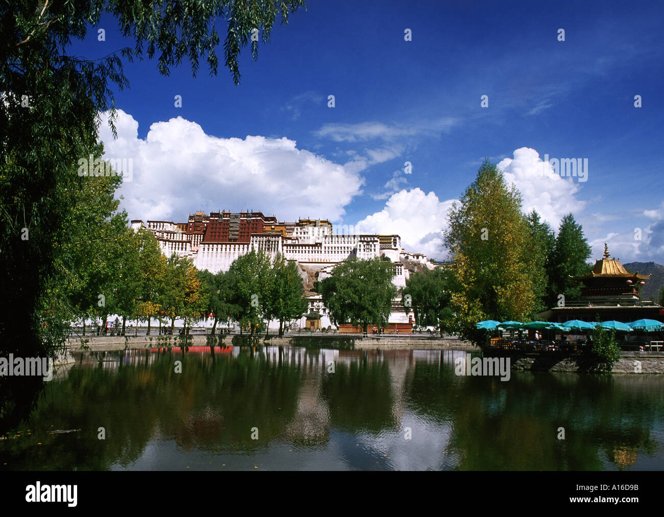 Potala-Palast in Lhasa-Tibet mit Reflexion der See Stockfoto