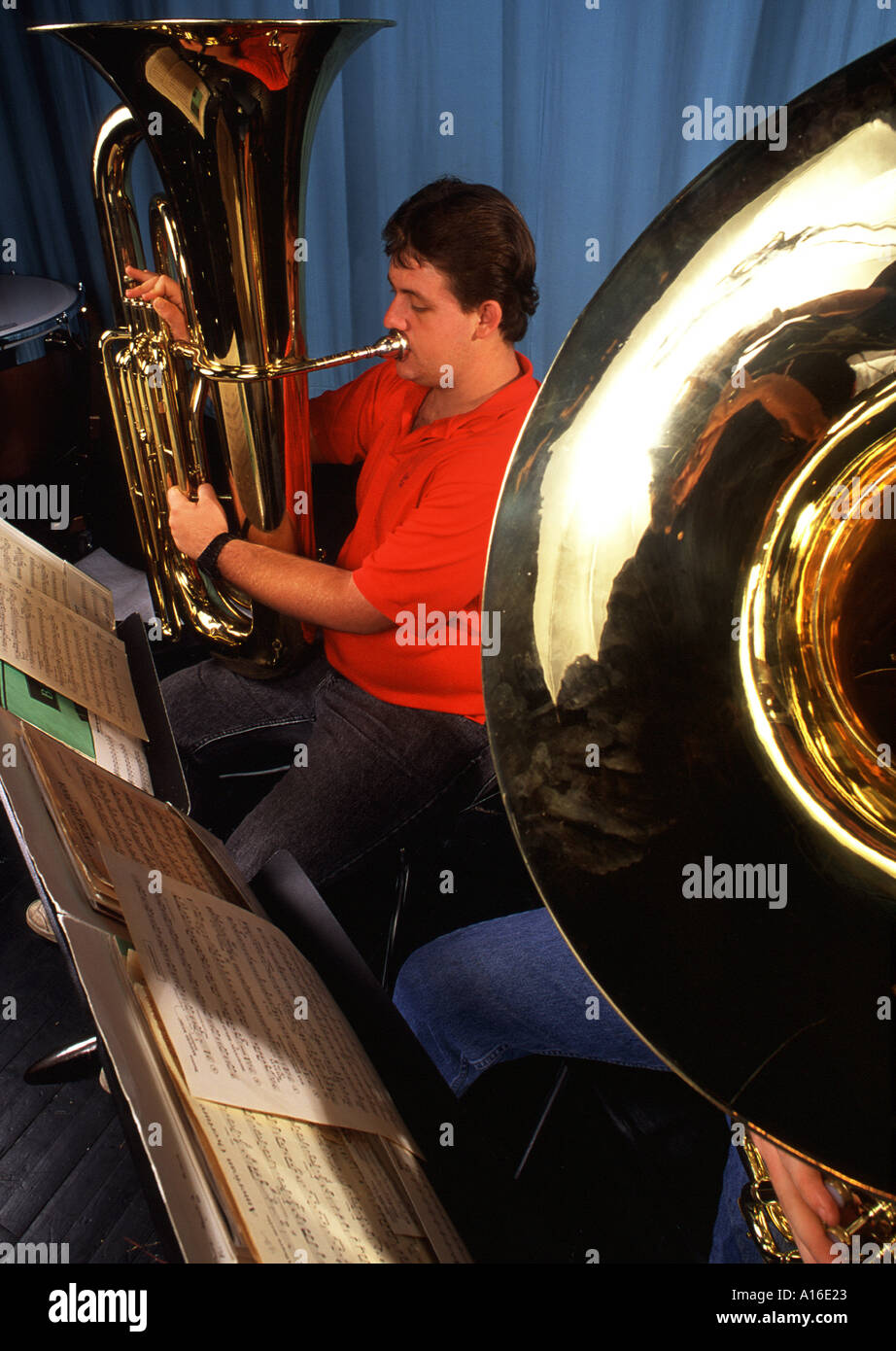 High School Band Tubisten in Konzert Stockfoto