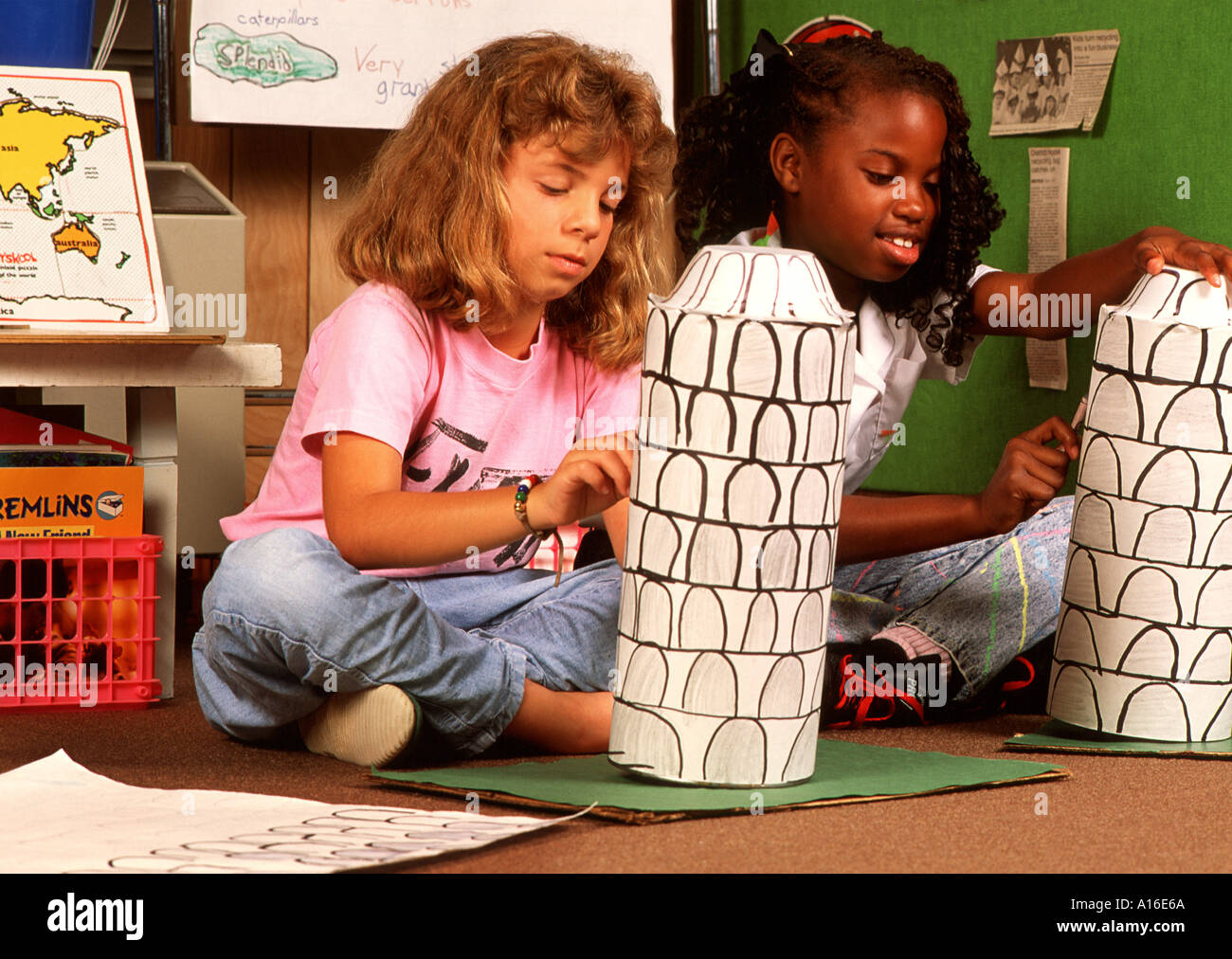 Bildung, die 2. Klasse gemischt Rennen Kunstunterricht machen schiefen Turm von Pisa Stockfoto