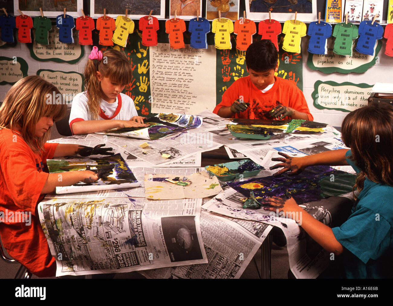 Bildung 3. Klasse Kunst Klasse gemischtrassige Kunstprojekt mit Zeitungen zu tun Stockfoto
