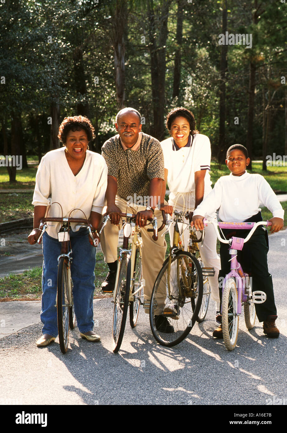 Drei schwarze afrikanische amerikanische Familiengeneration Fahrrad zusammen außerhalb für Übung Stockfoto