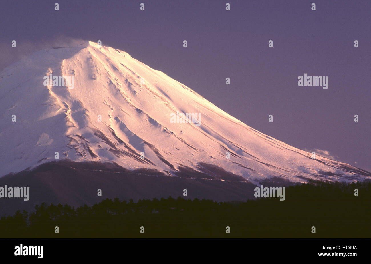 Mt. Fuji bei Sonnenuntergang gesehen aus Nord-Japan Stockfoto