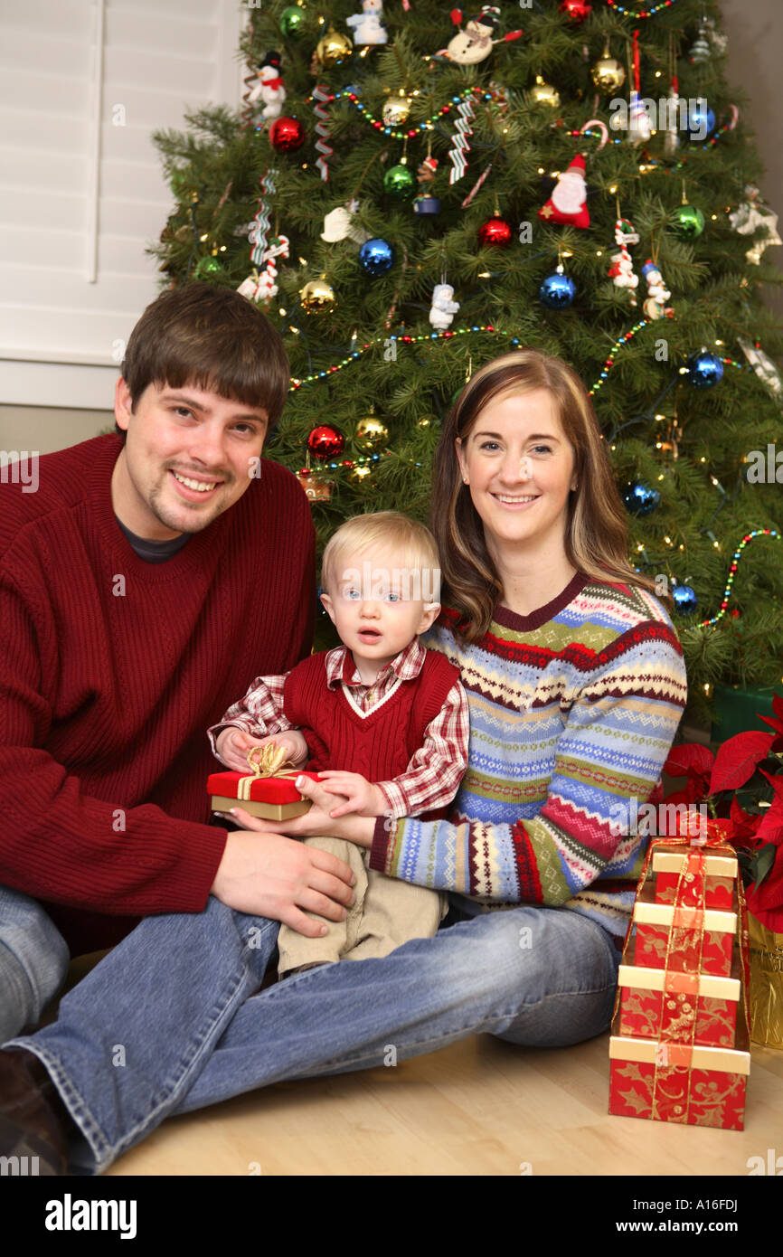 Junge Familie Weihnachtsbaum Stockfoto