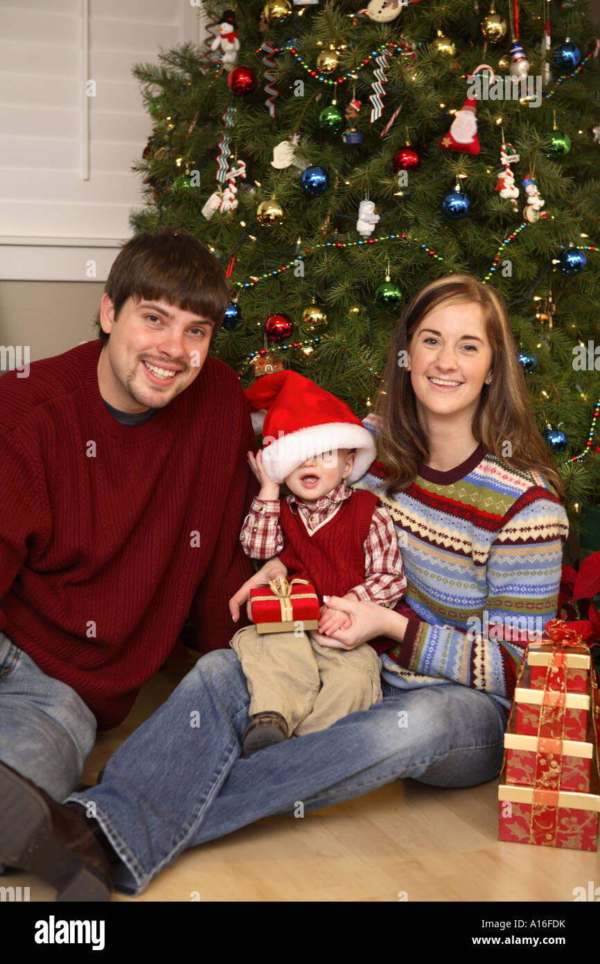Junge Familie Weihnachtsbaum Stockfoto