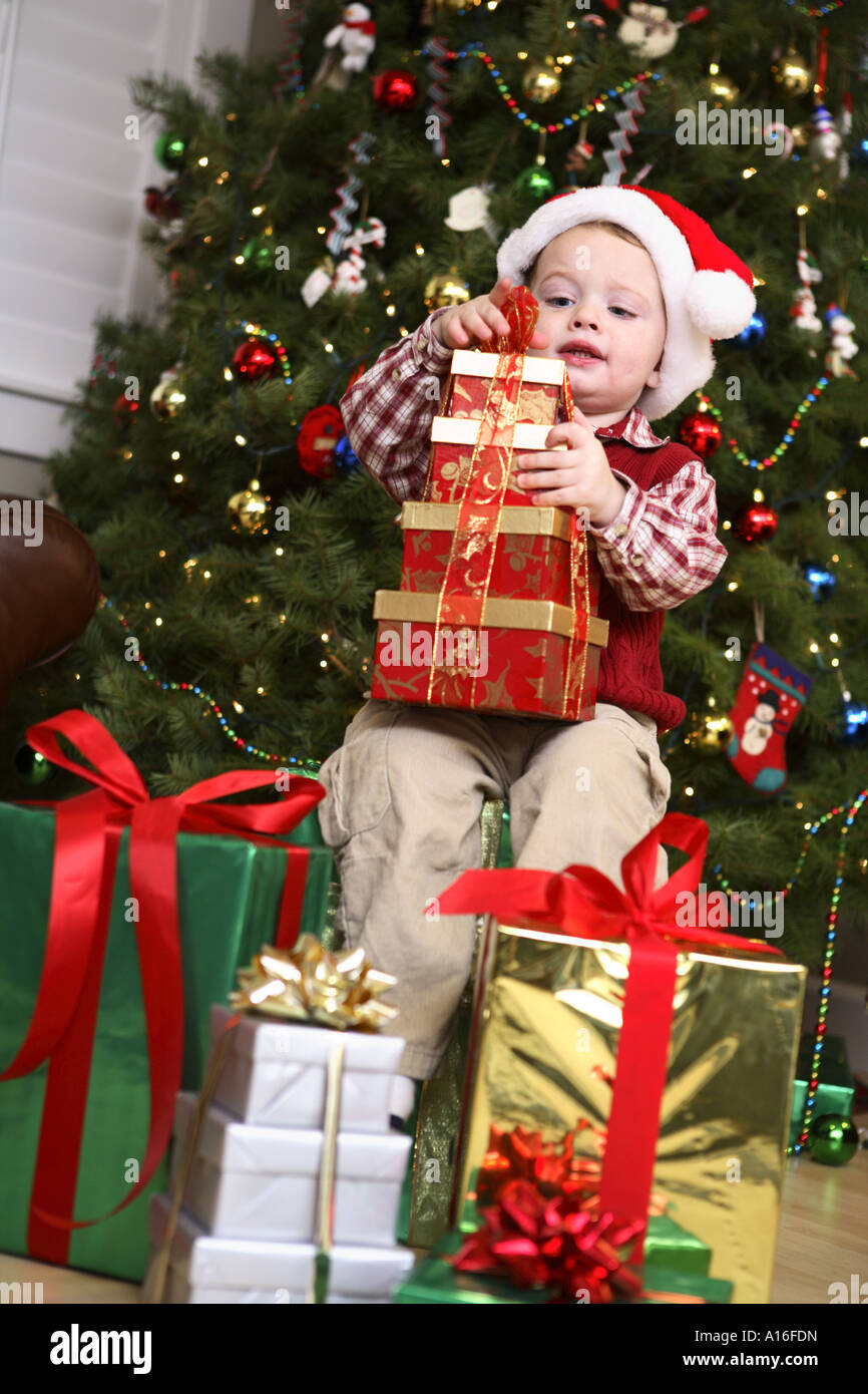 Zwei Jahre alter Junge Eröffnung präsentiert am Weihnachtsmorgen Stockfoto