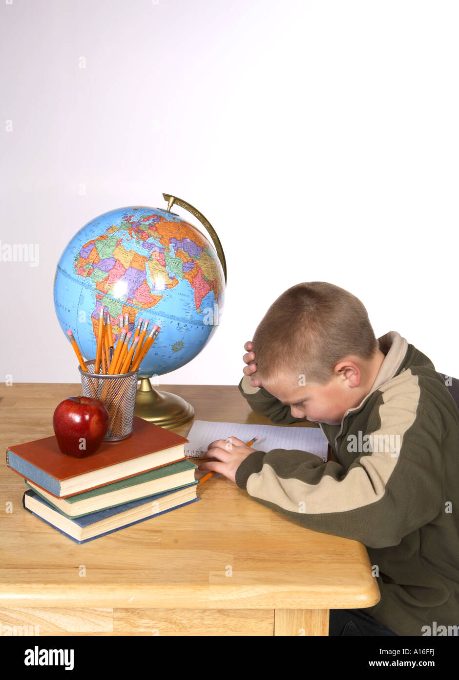 Schüler arbeiten auf Papier Stockfoto