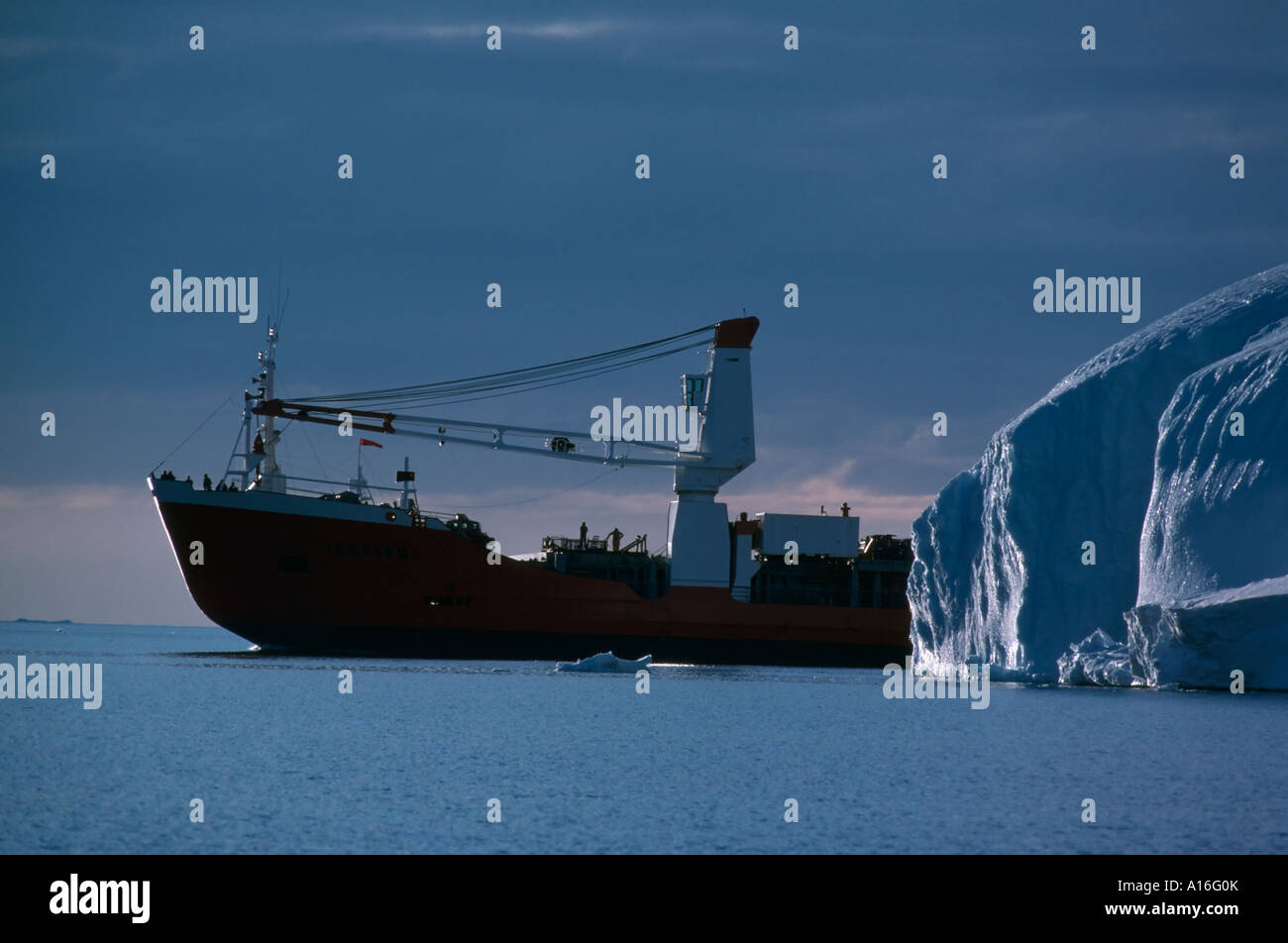 Expedition Schiff Rundung Eisberg-Antarktis Stockfoto