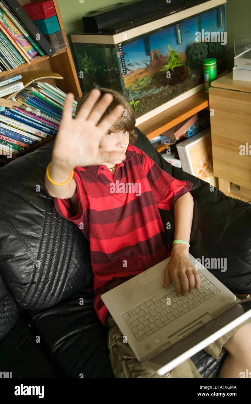 13 jährige Kulturstraßenprogramm Männchen mit einem Laptopcomputer Stockfoto